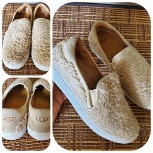 Ugg Ricci fuzzy Shoe Women’s Size 5.5 neutral beige slip on sneakers